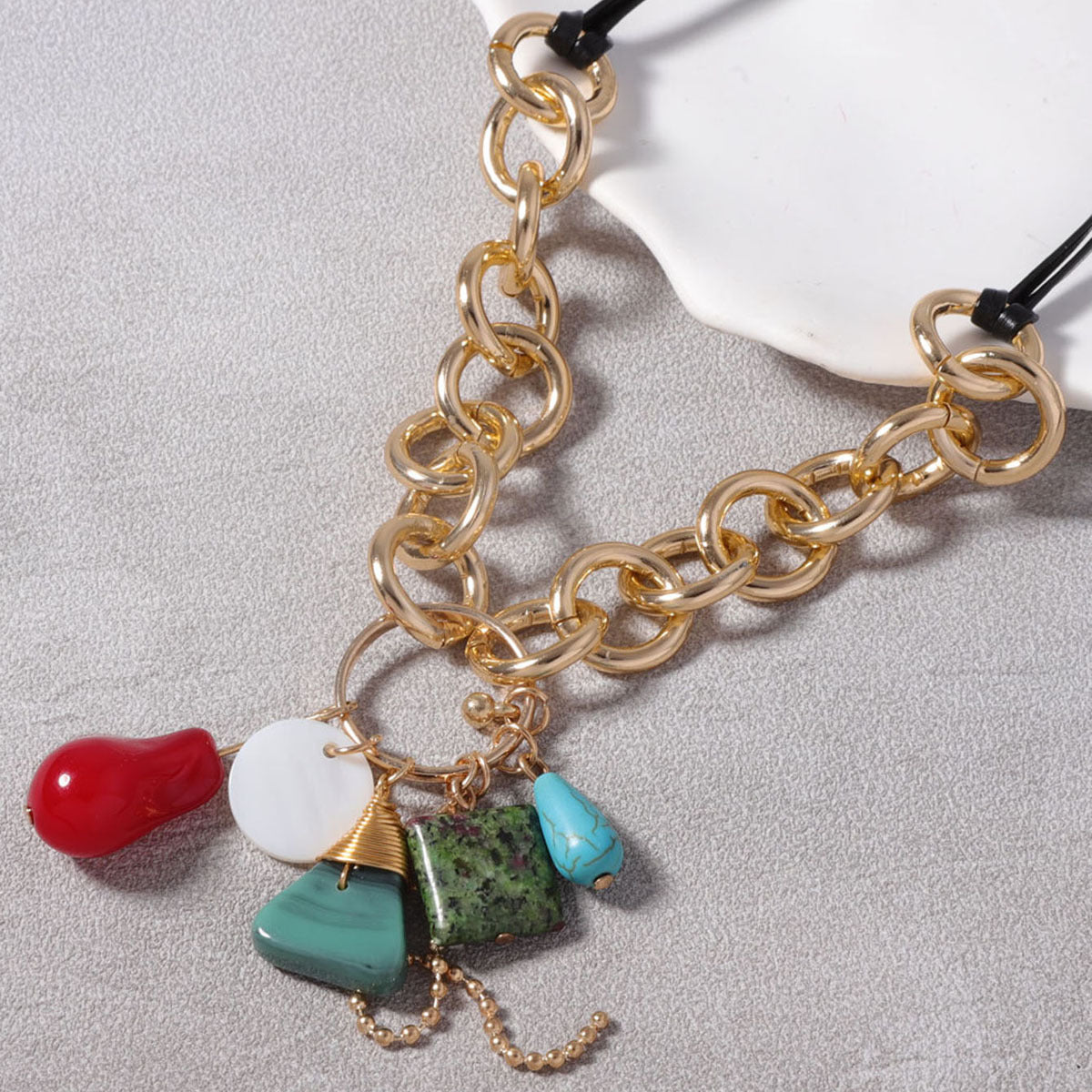 Klassinen Kaulakoru ajattomalla viehätyksellä