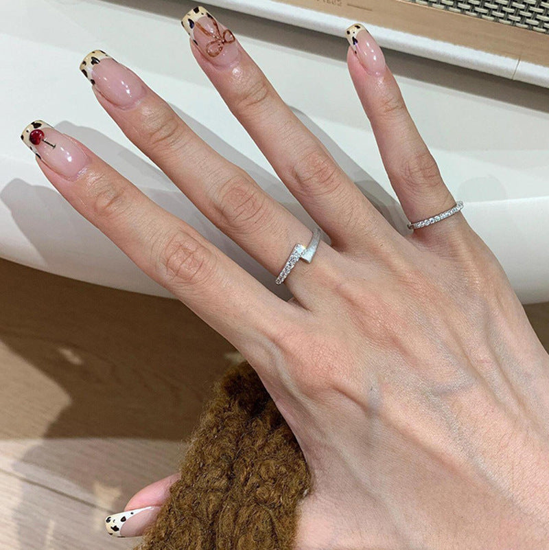 Klassinen Sormus ajattomalla viehätyksellä