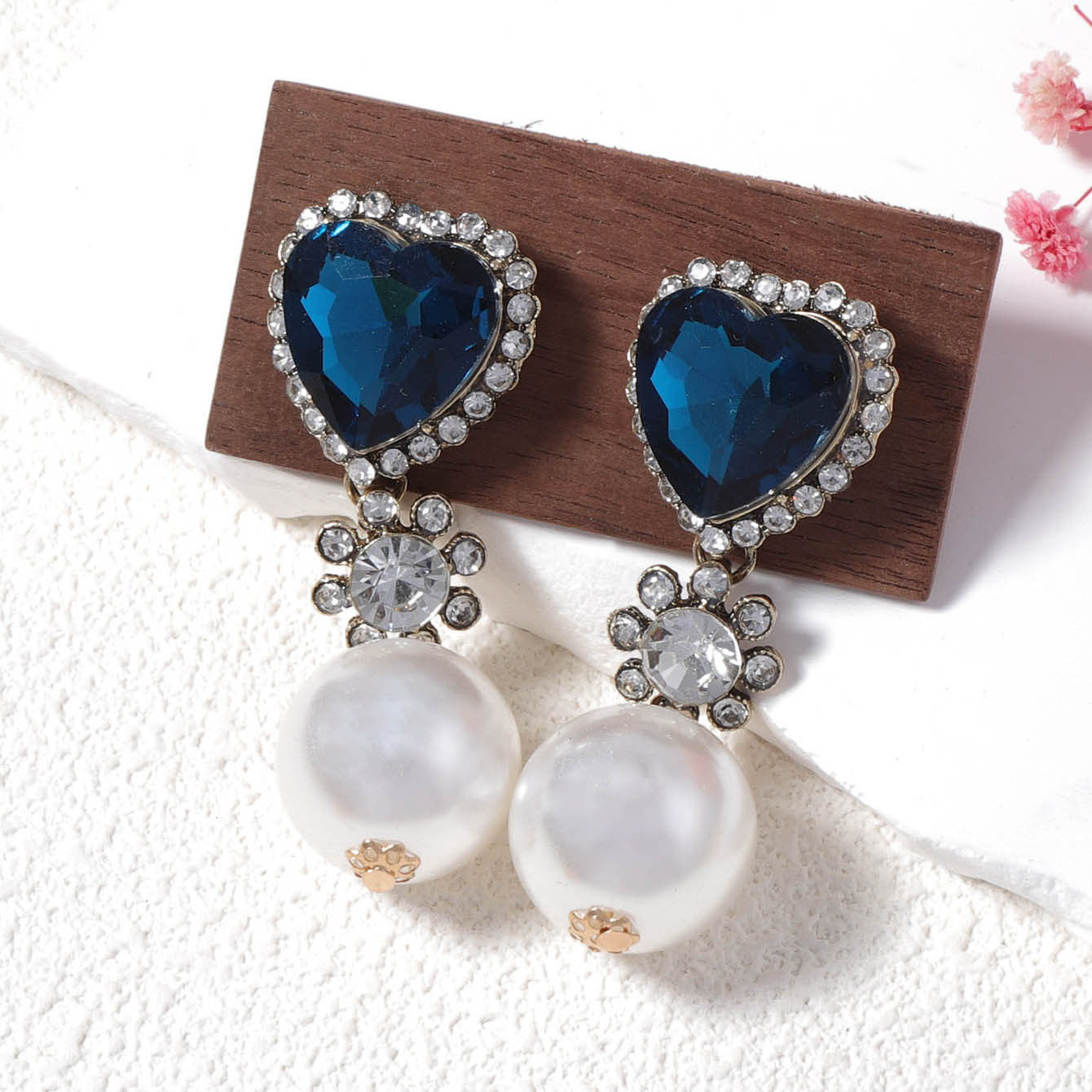 Klassinen Helmi Korvarengas ajattomalla viehätyksellä