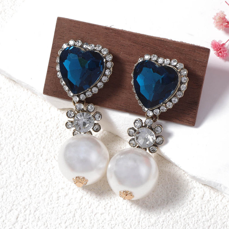 Klassinen Helmi Korvarengas ajattomalla viehätyksellä