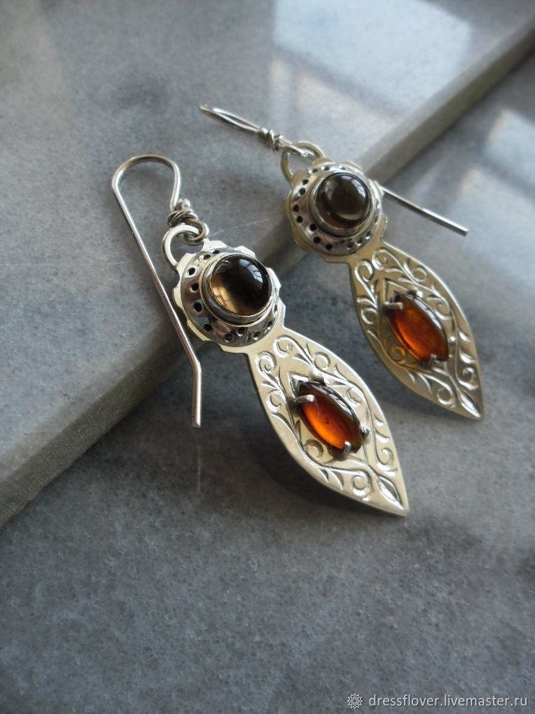 Kaunis Hopea Korvarengas ainutlaatuisella tyylillä