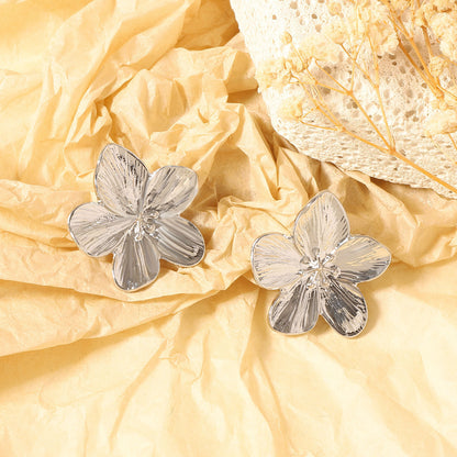 Klassinen Hopea Korvarengas ajattomalla viehätyksellä