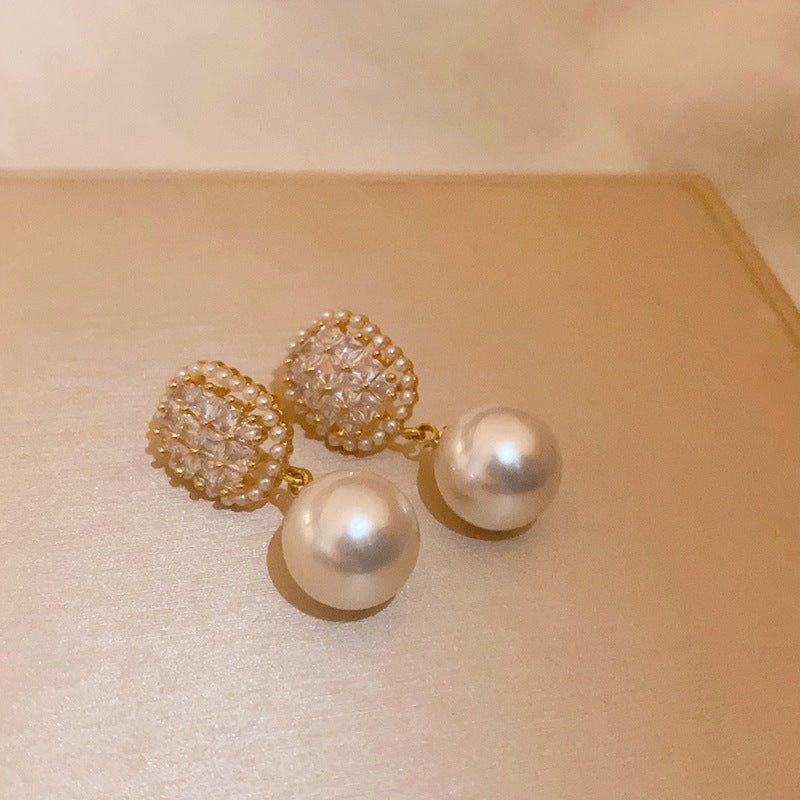 Hurmaava Helmi Korvarengas jokaiseen tilaisuuteen