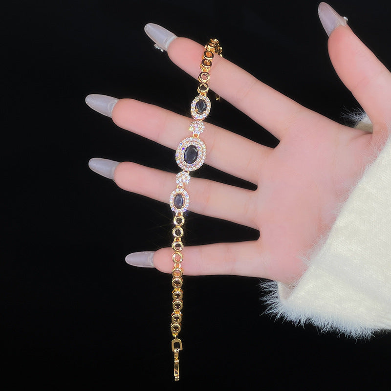 Klassinen Rannekoru ajattomalla viehätyksellä