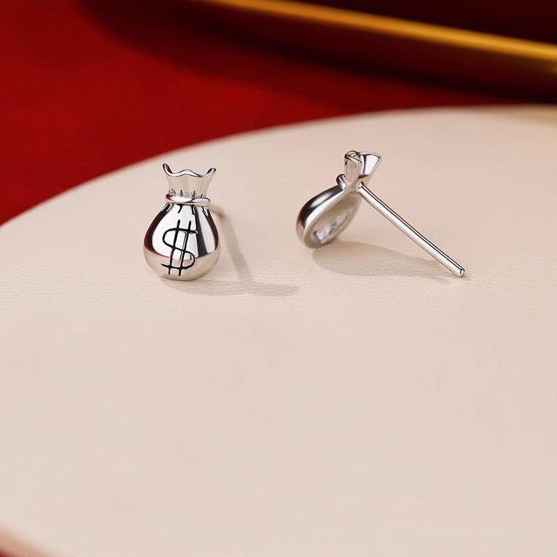 Kaunis Korvarengas ainutlaatuisella tyylillä