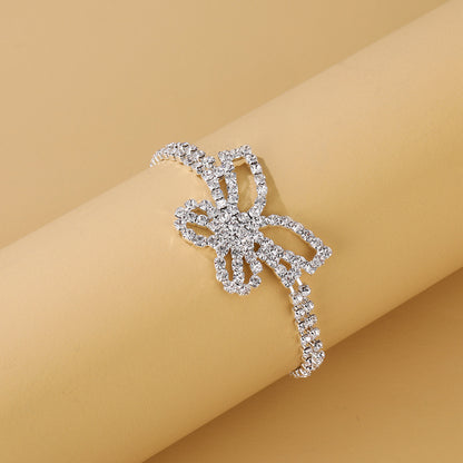 Kaunis Nilkkakoru ainutlaatuisella tyylillä