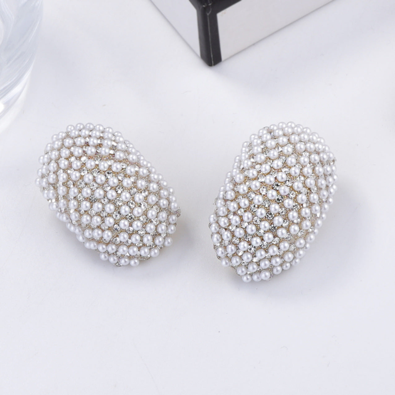 Kaunis Helmi Korvarengas ainutlaatuisella tyylillä