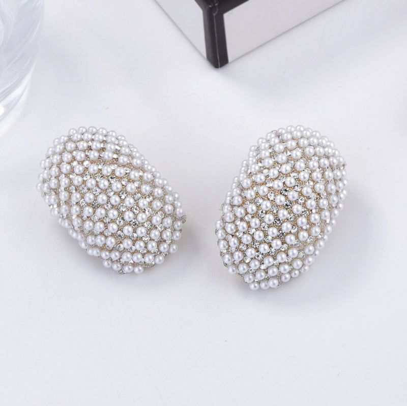 Kaunis Helmi Korvarengas ainutlaatuisella tyylillä