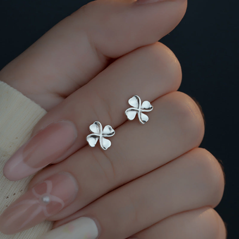 Kaunis Korvarengas ainutlaatuisella tyylillä