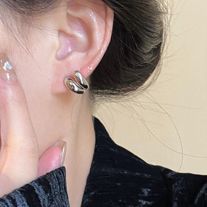 Kaunis Hopea Korvarengas ainutlaatuisella tyylillä