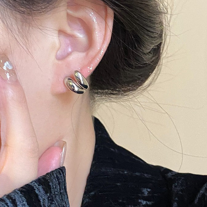 Kaunis Hopea Korvarengas ainutlaatuisella tyylillä