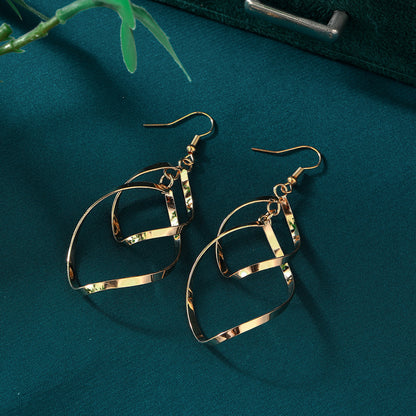 Kaunis Korvarengas ainutlaatuisella tyylillä