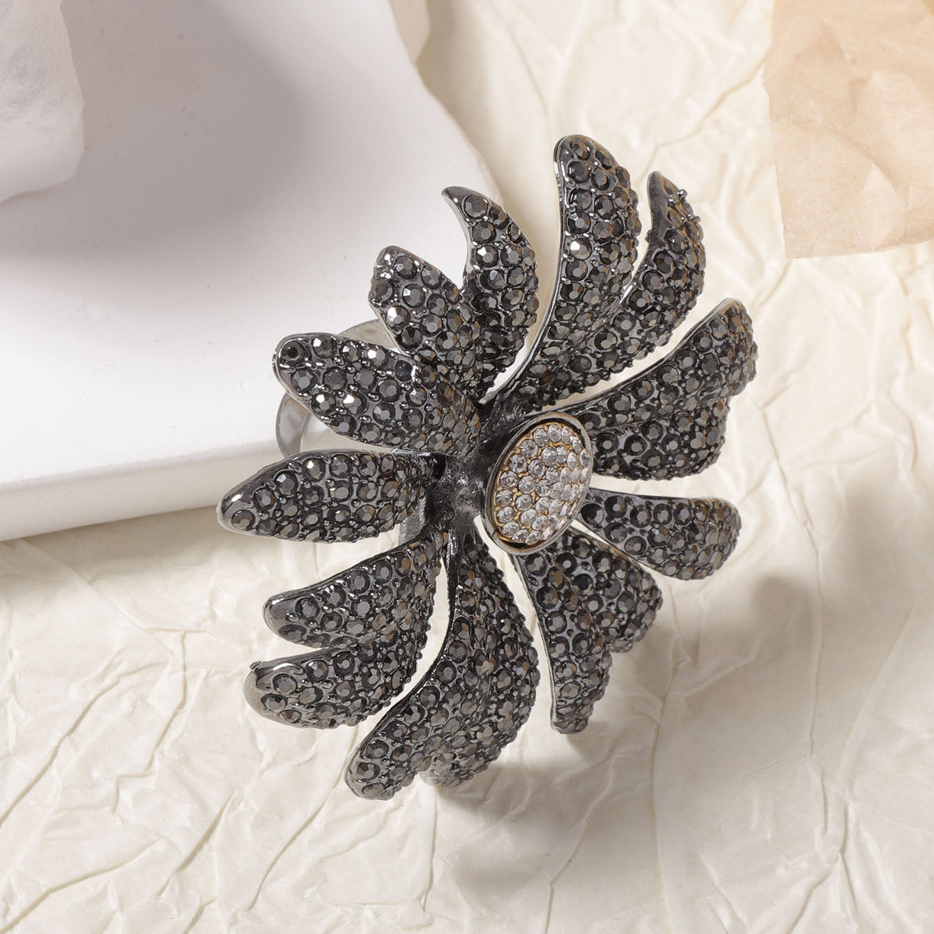 Klassinen Sormus ajattomalla viehätyksellä