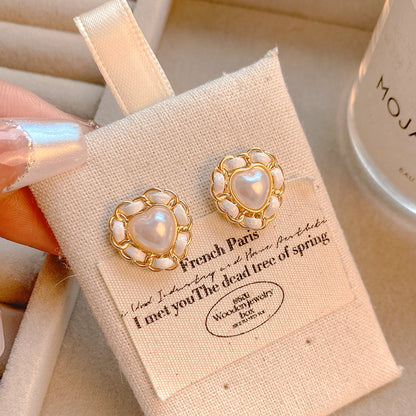 Klassinen Helmi Korvarengas ajattomalla viehätyksellä