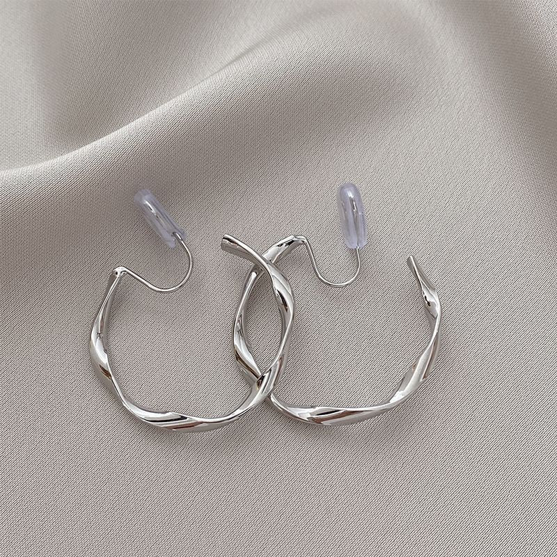 Kaunis Korvarengas ainutlaatuisella tyylillä