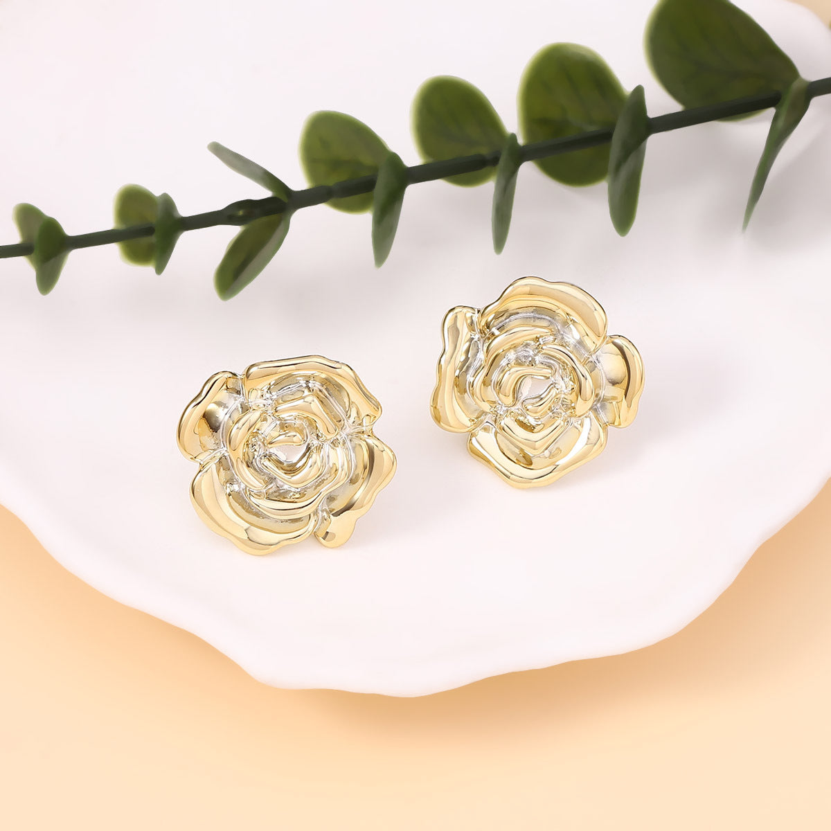 Kaunis Korvarengas ainutlaatuisella tyylillä