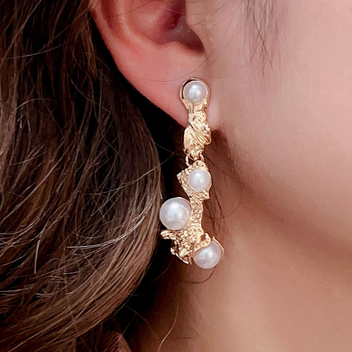 Kaunis Helmi Korvarengas ainutlaatuisella tyylillä