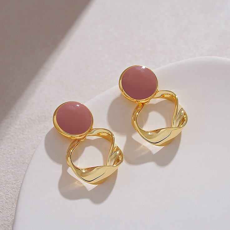 Kaunis Korvarengas ainutlaatuisella tyylillä