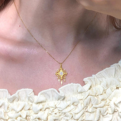 Klassinen Kaulakoru ajattomalla viehätyksellä