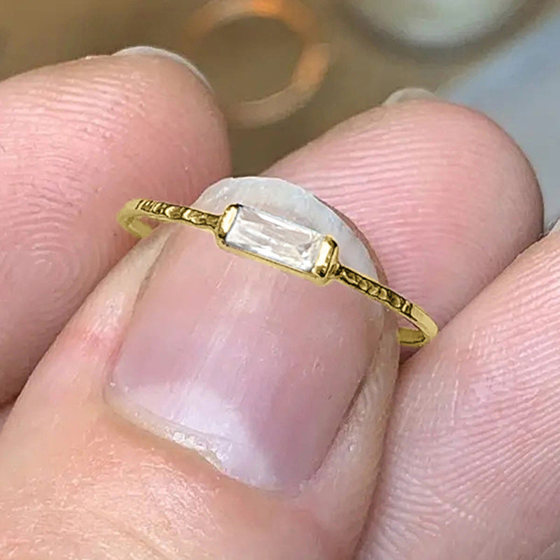 Klassinen Sormus ajattomalla viehätyksellä