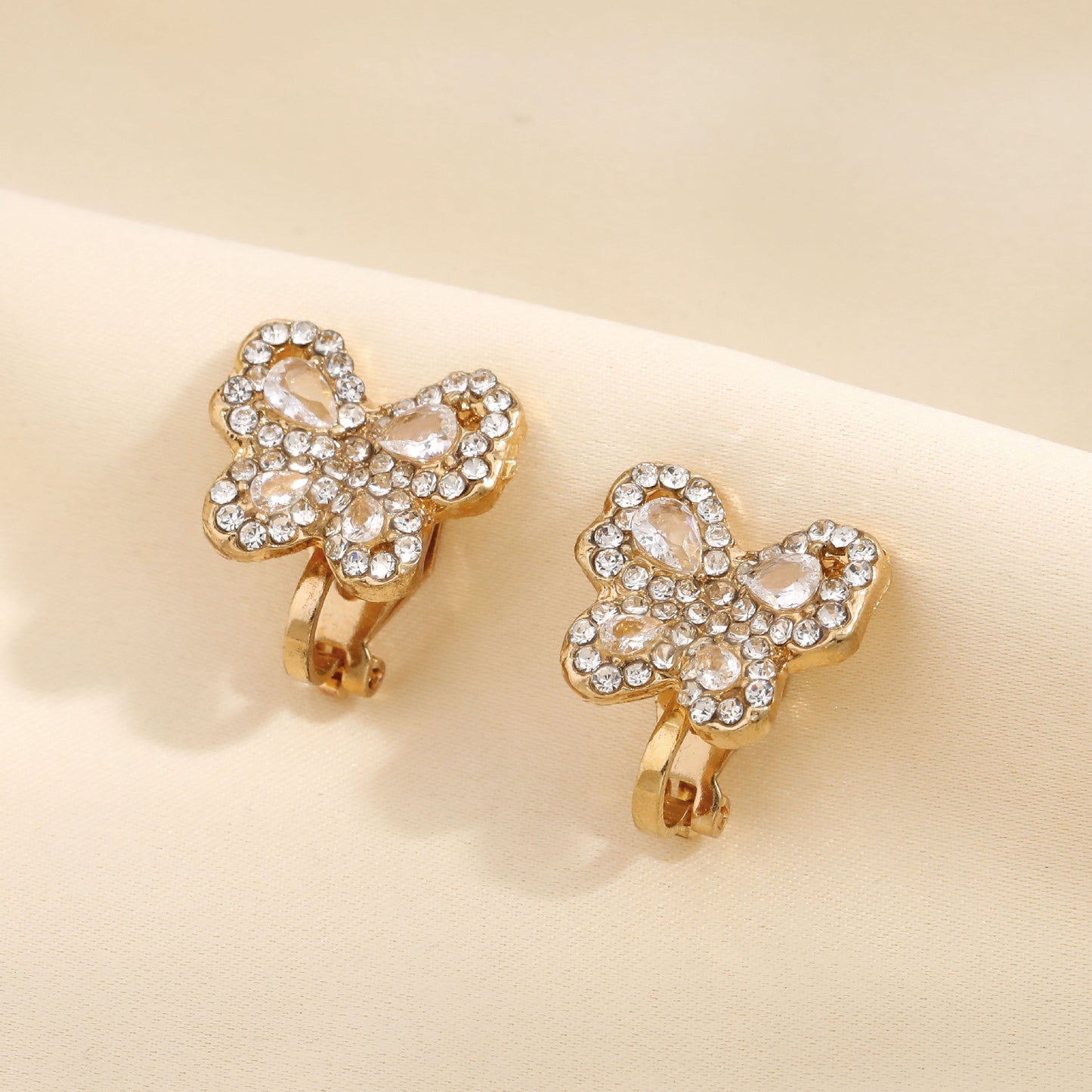 Klassinen Korvarengas ajattomalla viehätyksellä