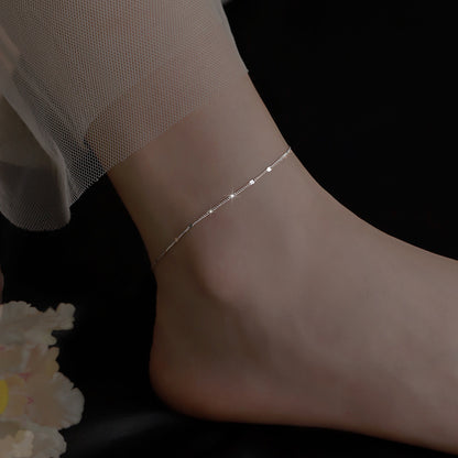 Klassinen Nilkkakoru ajattomalla viehätyksellä