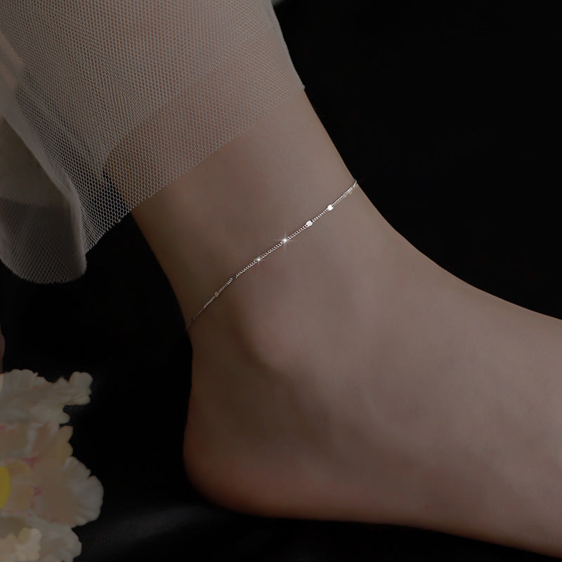 Klassinen Nilkkakoru ajattomalla viehätyksellä