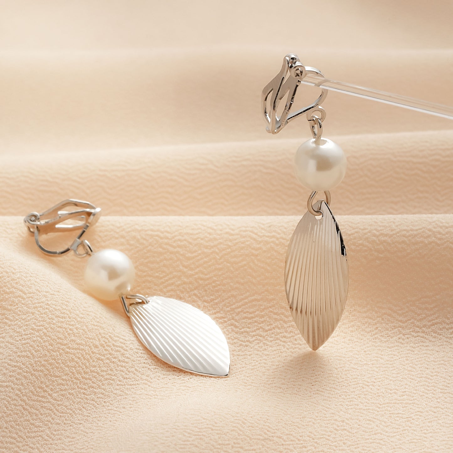 Klassinen Helmi Korvarengas ajattomalla viehätyksellä