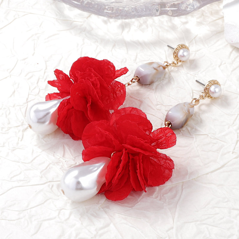 Kaunis Helmi Korvarengas ainutlaatuisella tyylillä