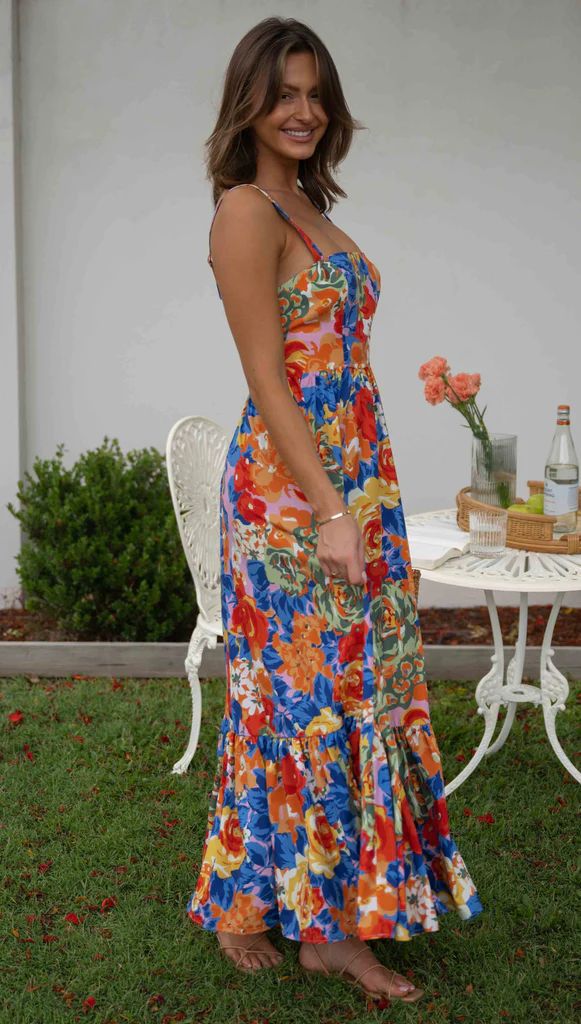 Beautifully Finished Dress in a Timeless Design
