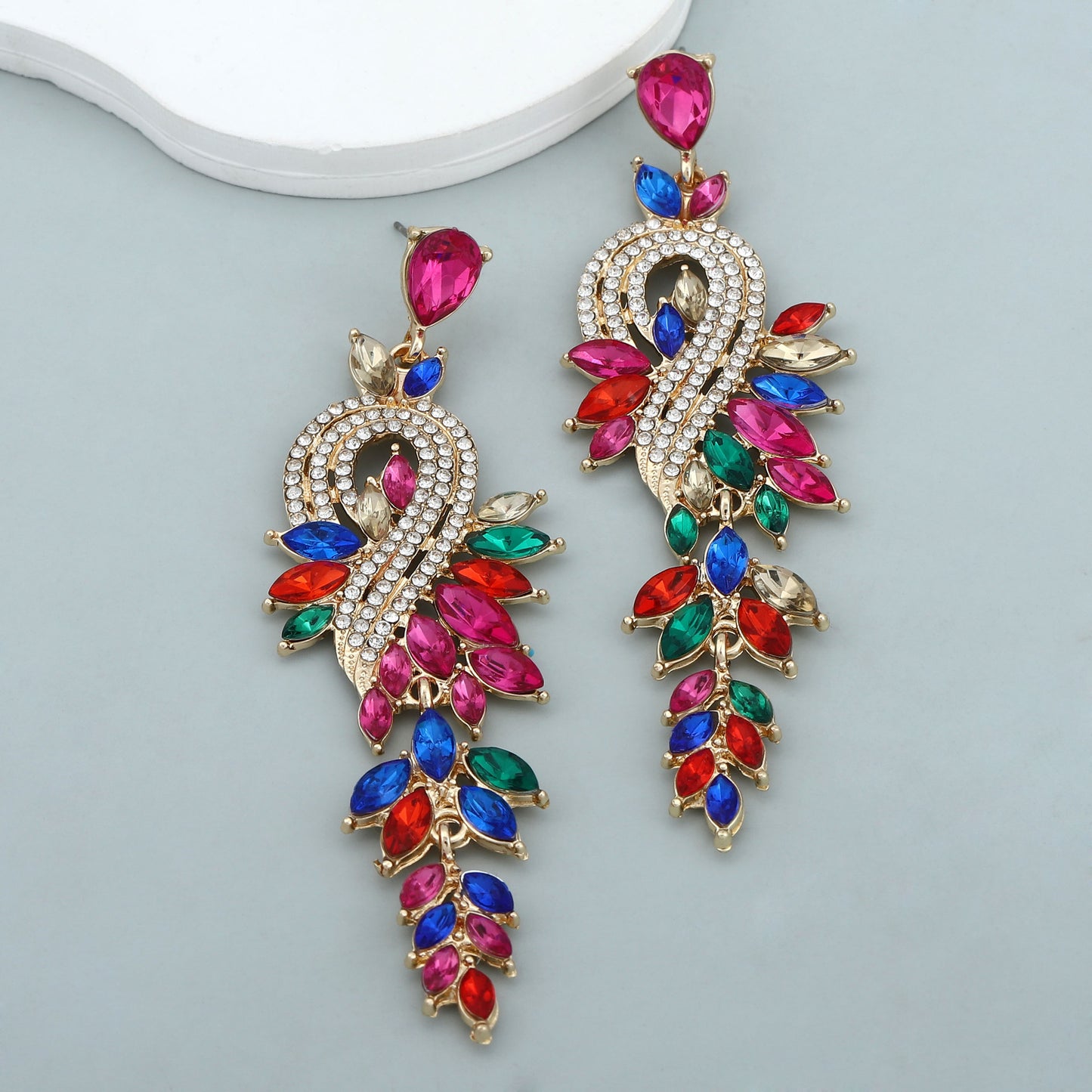 Kaunis Korvarengas ainutlaatuisella tyylillä