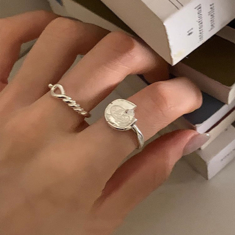 Klassinen Sormus ajattomalla viehätyksellä