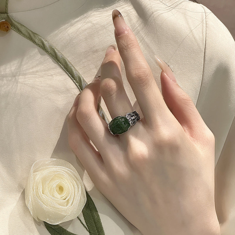 Elegantti Hopea Sormus jokaiseen tilaisuuteen