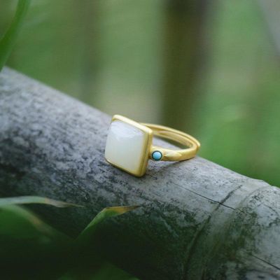 Romanttinen Kulta Sormus erityisiin hetkiin