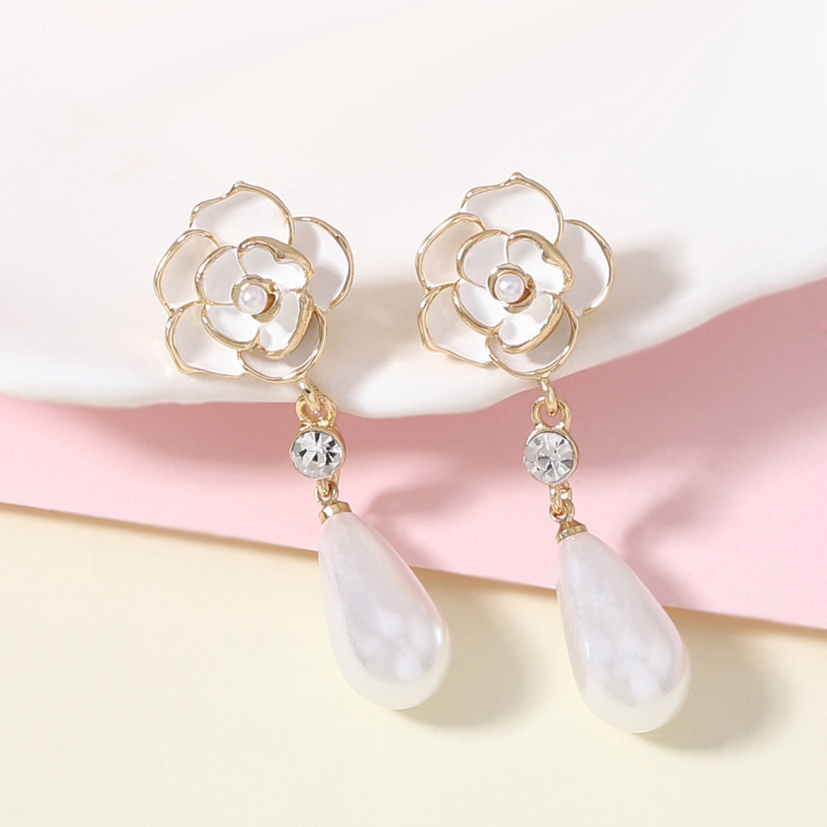 Klassinen Helmi Korvarengas ajattomalla viehätyksellä