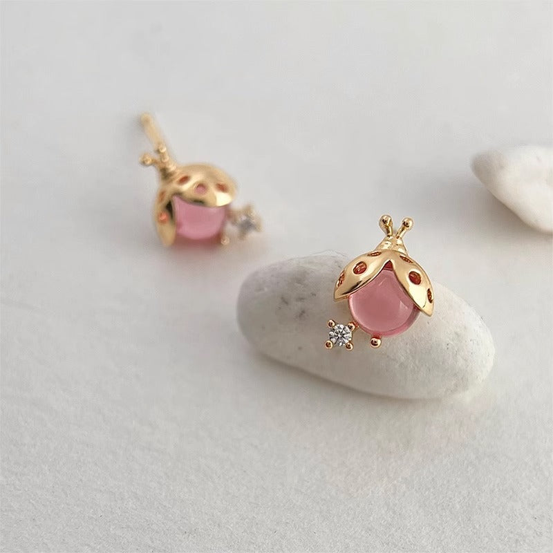 Kaunis Korvarengas ainutlaatuisella tyylillä