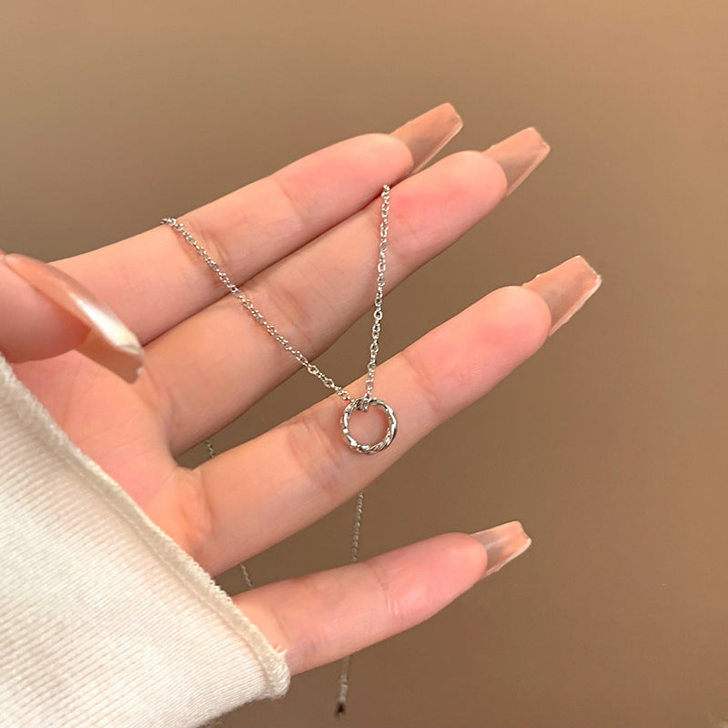 Klassinen Kaulakoru ajattomalla viehätyksellä