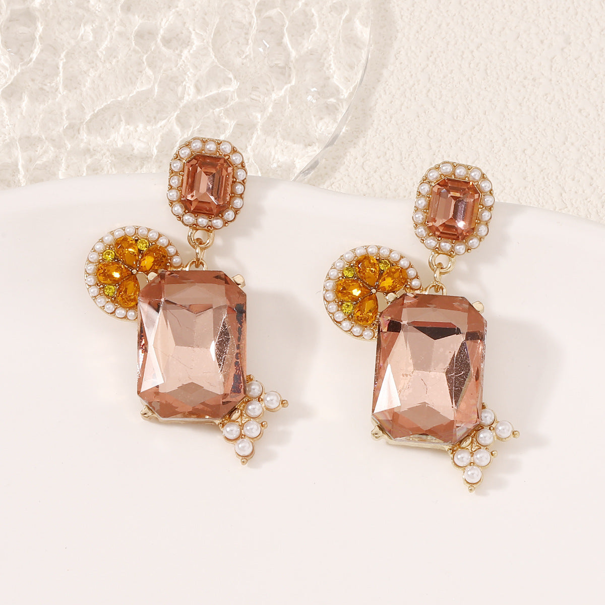 Hurmaava Helmi Korvarengas jokaiseen tilaisuuteen