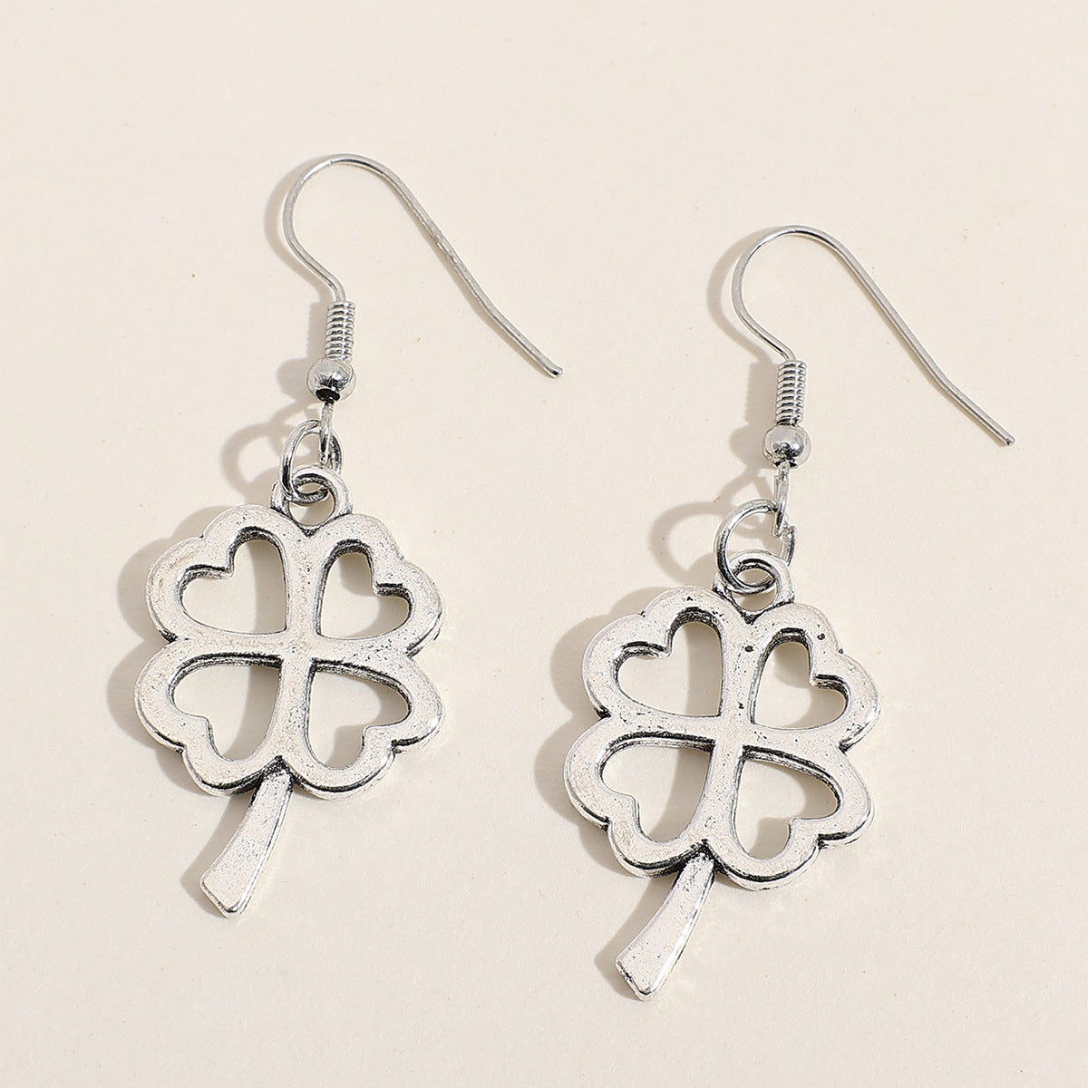 Klassinen Sormus ajattomalla viehätyksellä