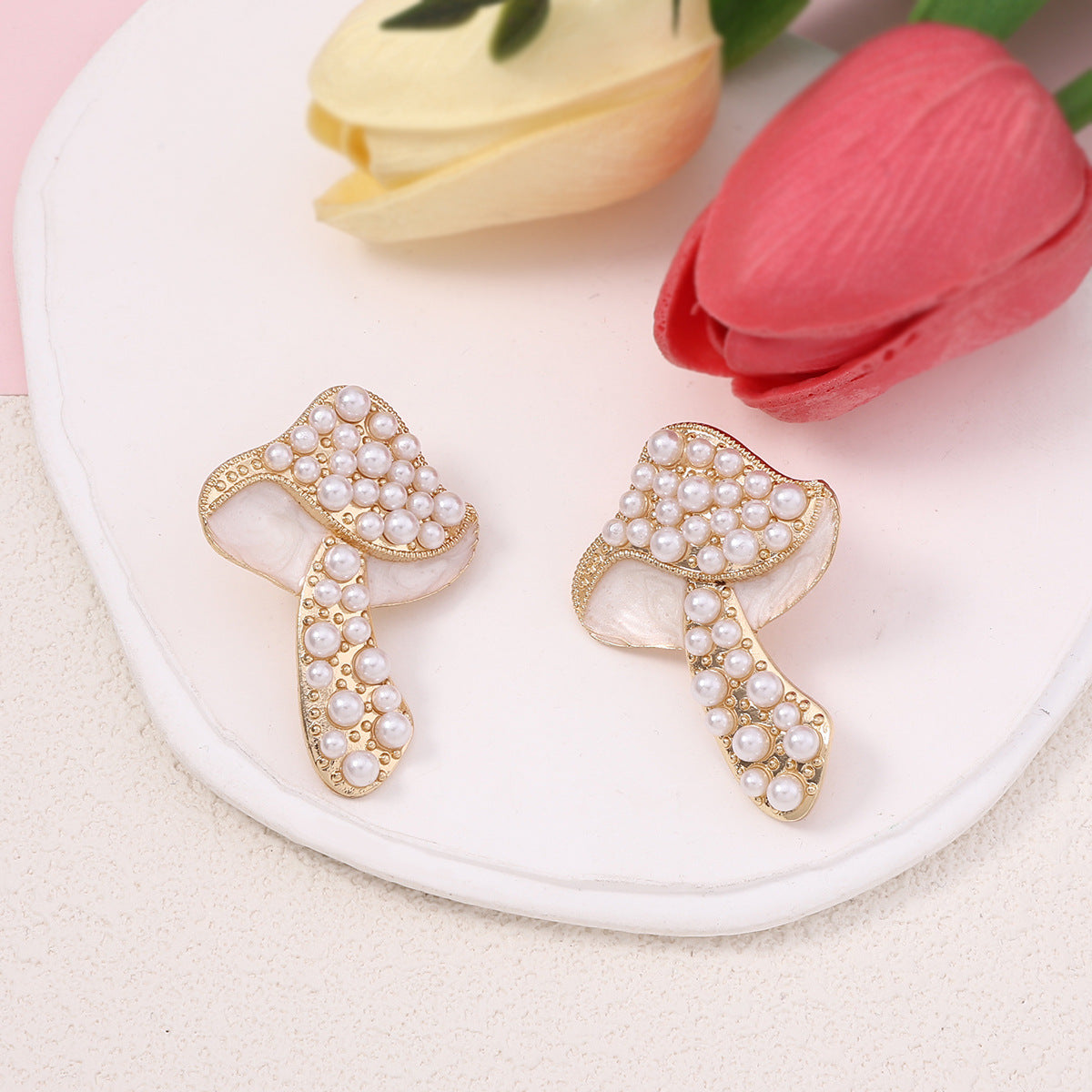 Kaunis Helmi Korvarengas ainutlaatuisella tyylillä