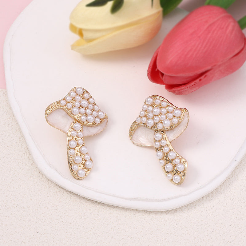 Kaunis Helmi Korvarengas ainutlaatuisella tyylillä