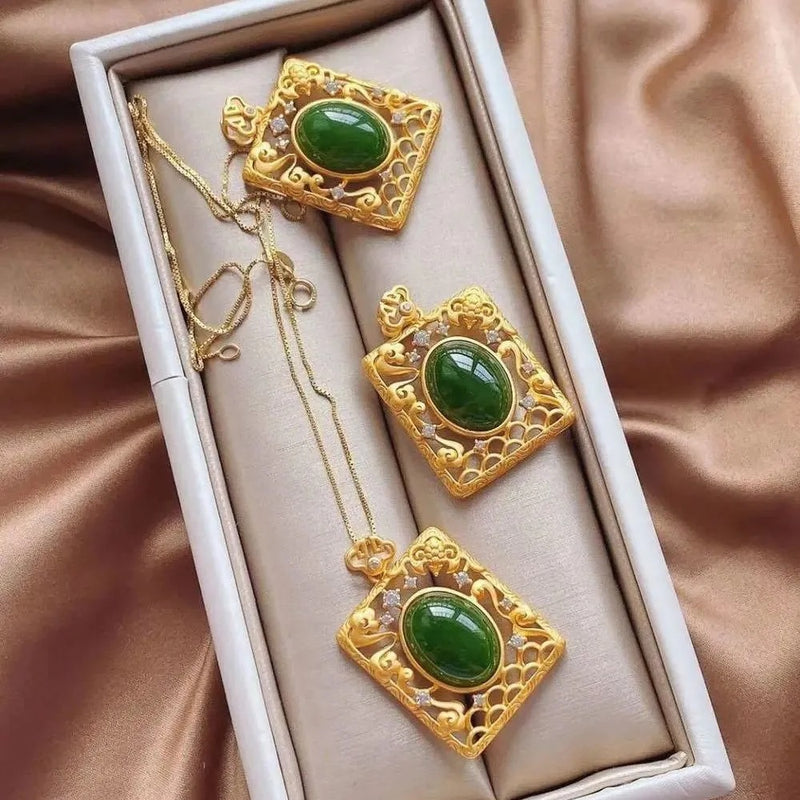 Klassinen Kulta Riipus ajattomalla viehätyksellä