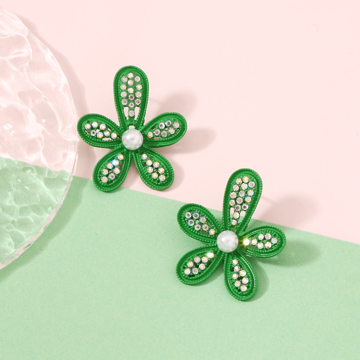 Klassinen Helmi Korvarengas ajattomalla viehätyksellä