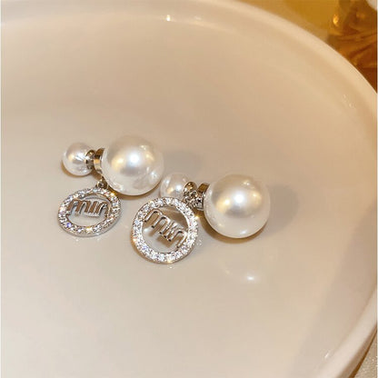 Kaunis Helmi Korvarengas ainutlaatuisella tyylillä