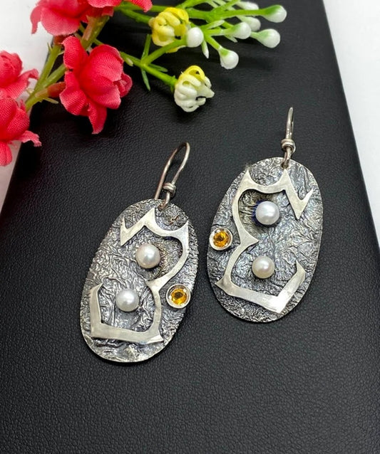 Kaunis Helmi Korvarengas ainutlaatuisella tyylillä