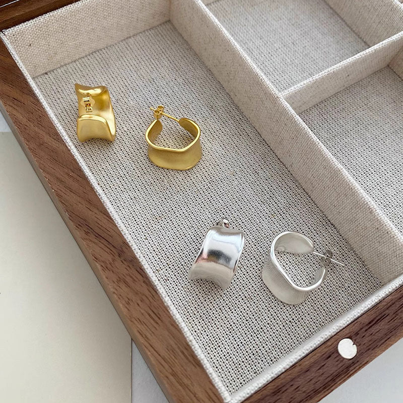 Klassinen Korvarengas ajattomalla viehätyksellä