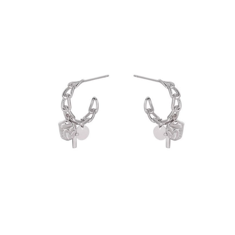 Kaunis Korvarengas ainutlaatuisella tyylillä