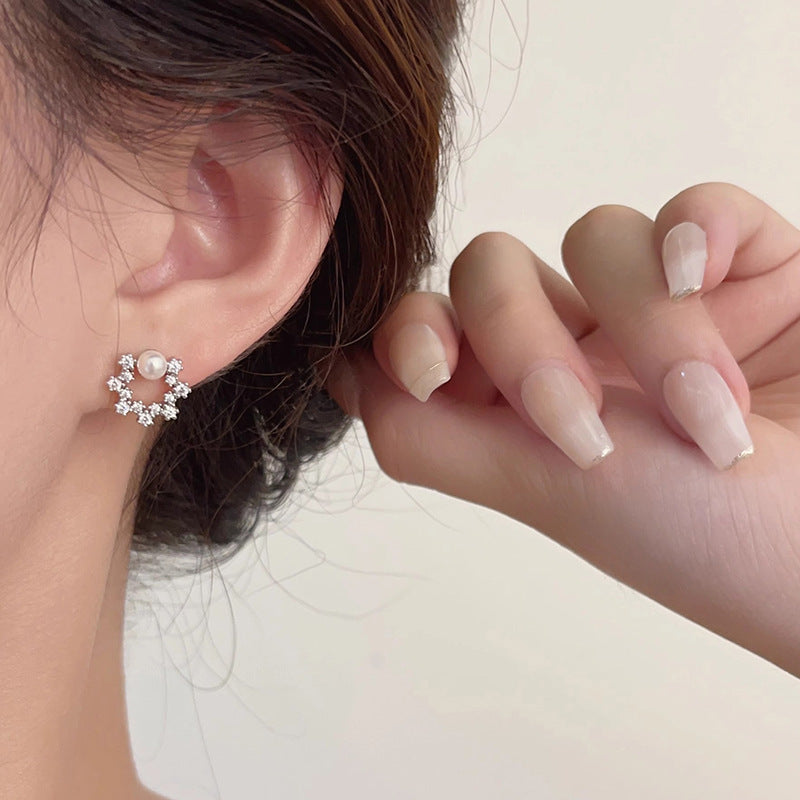 Klassinen Helmi Korvarengas ajattomalla viehätyksellä