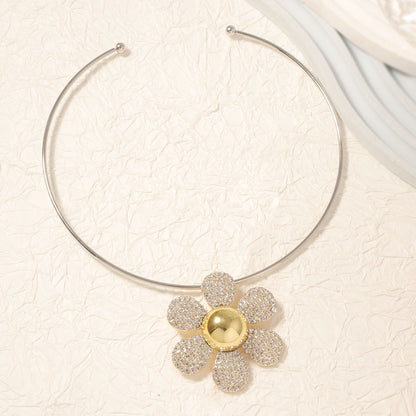 Klassinen Riipus ajattomalla viehätyksellä