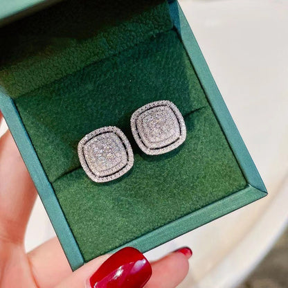 Kaunis Korvarengas ainutlaatuisella tyylillä